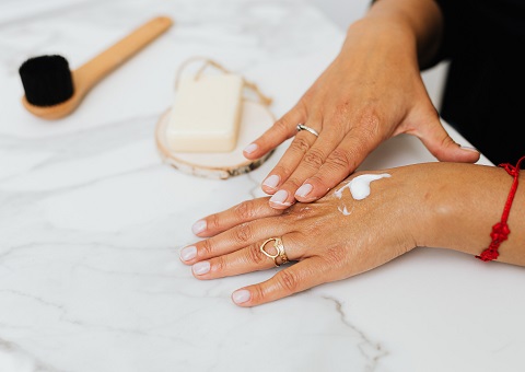 How to use the hand massage instrument